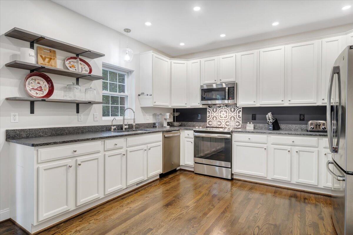 565 Brush Mountain RD