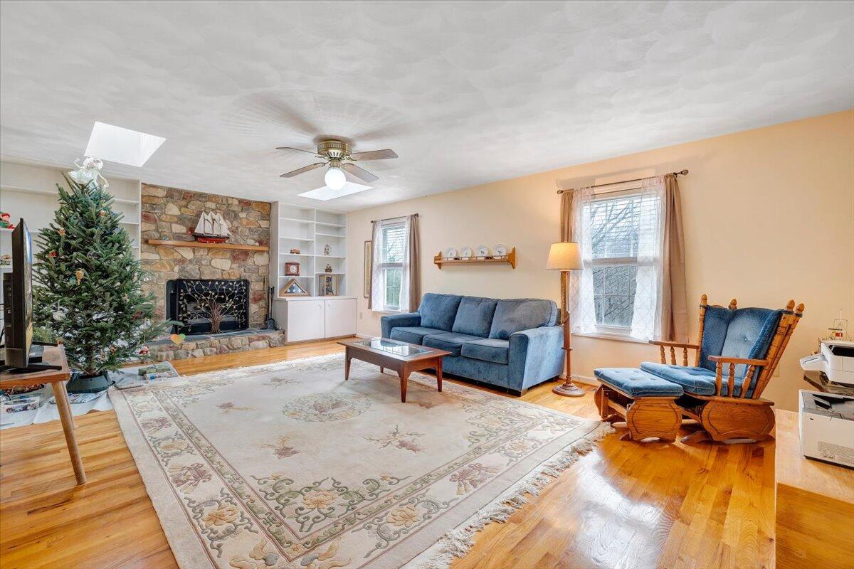 12 Crestwood DR
