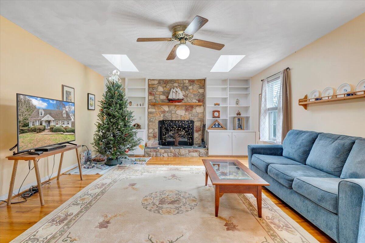 12 Crestwood DR