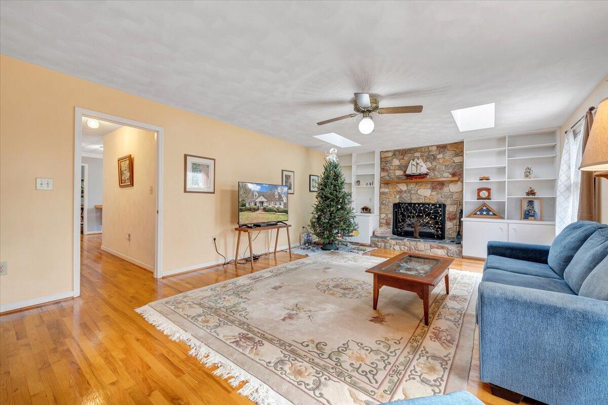 12 Crestwood DR