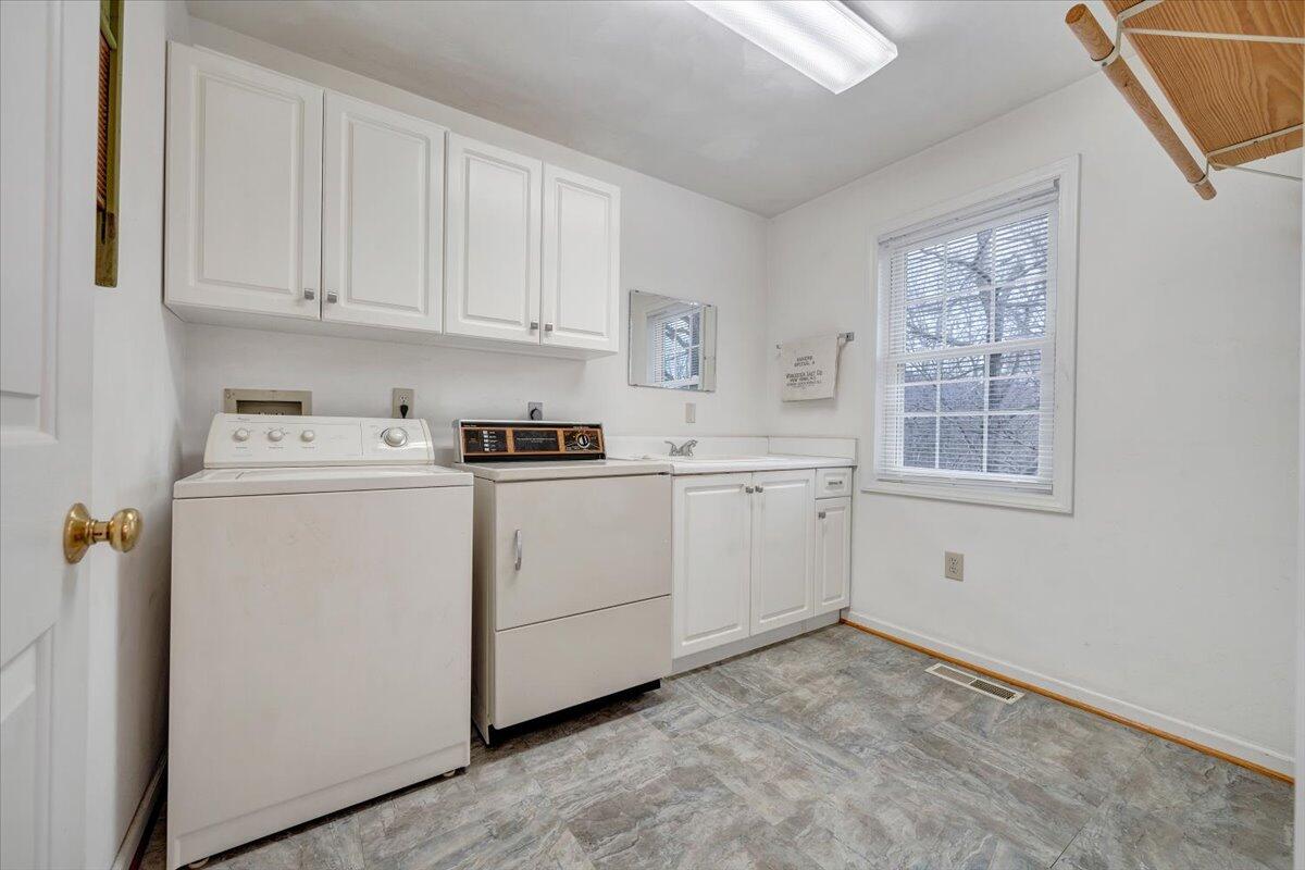 12 Crestwood DR