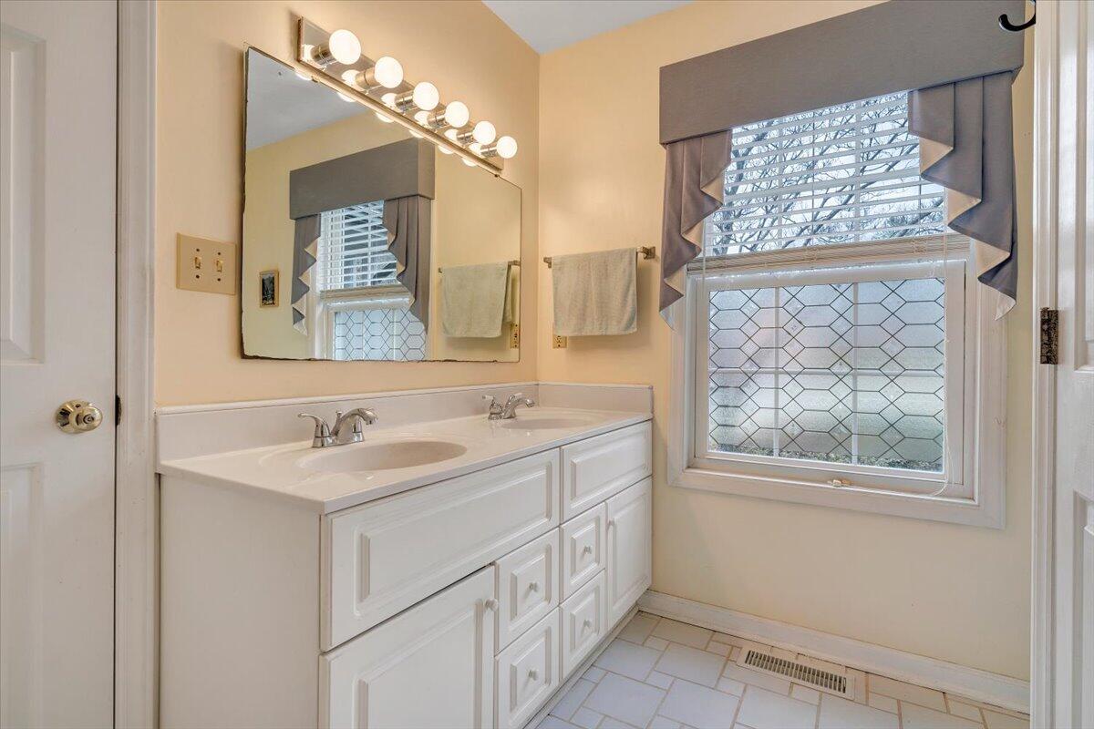 12 Crestwood DR