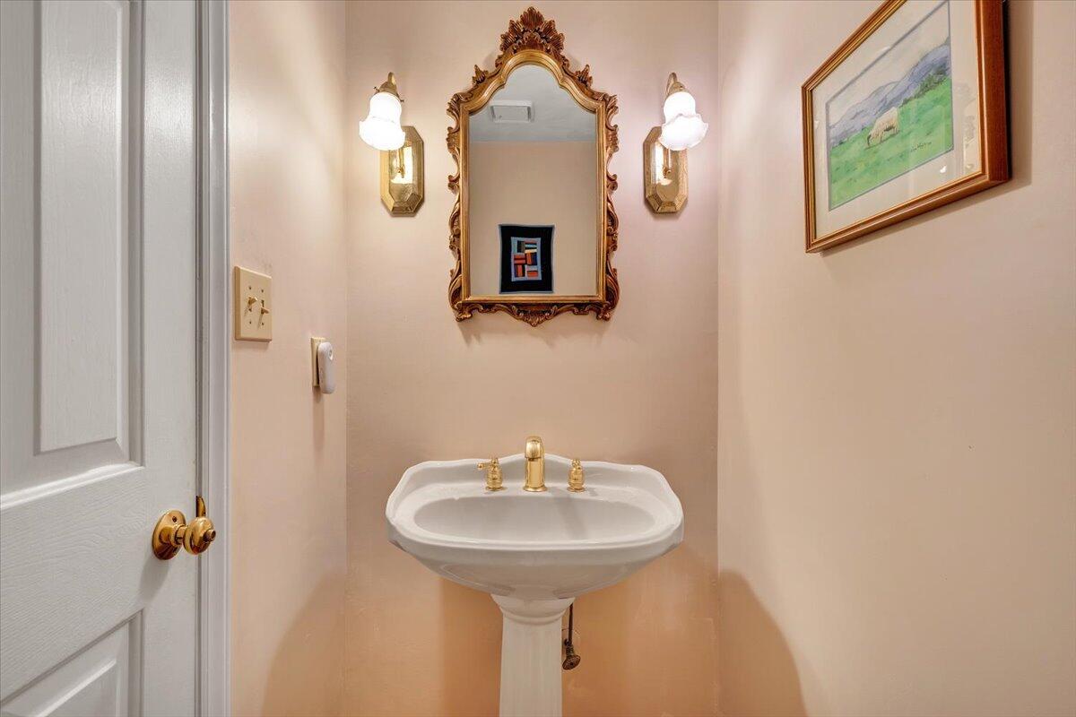 12 Crestwood DR
