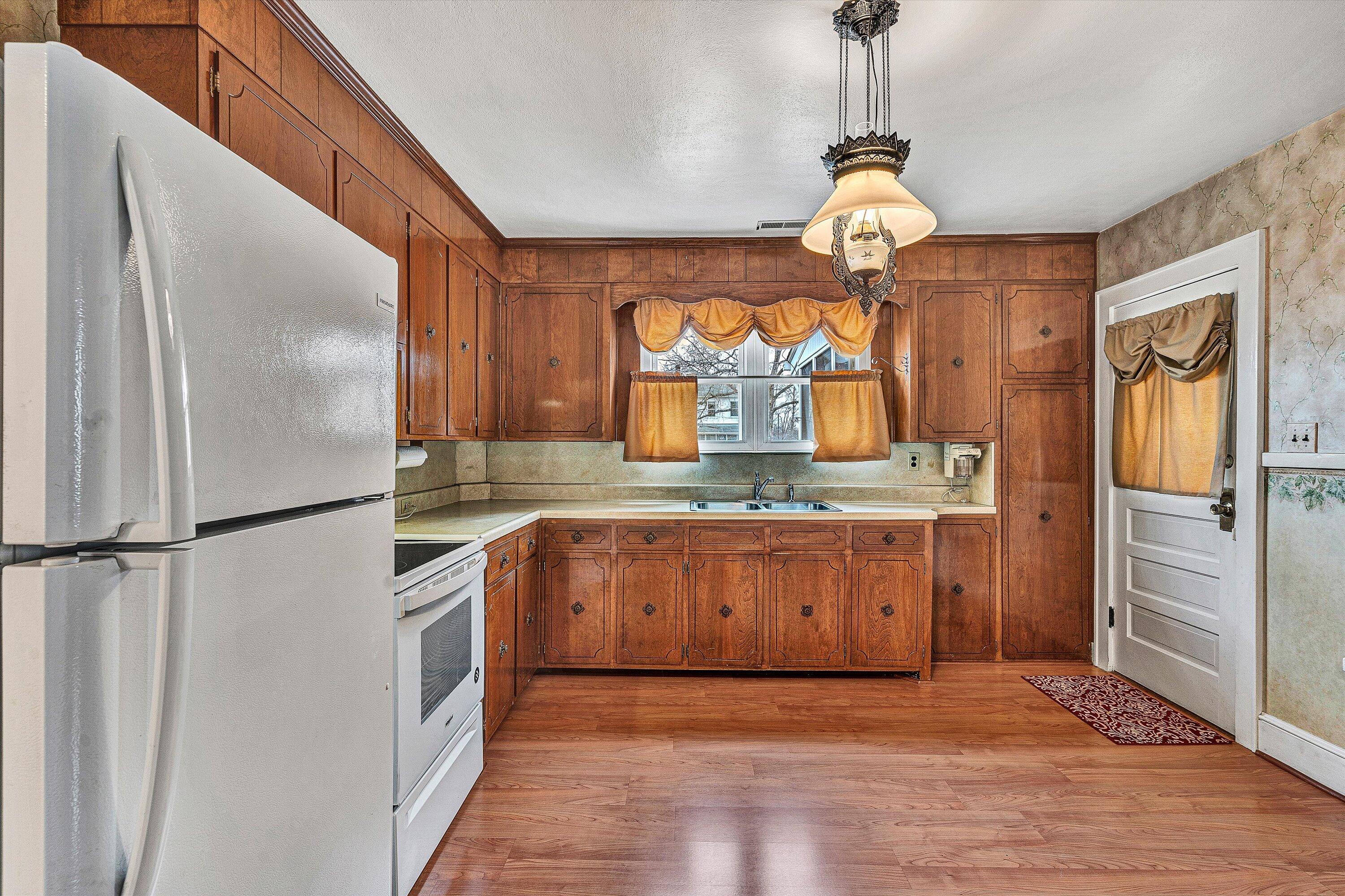 305 Bowman AVE
