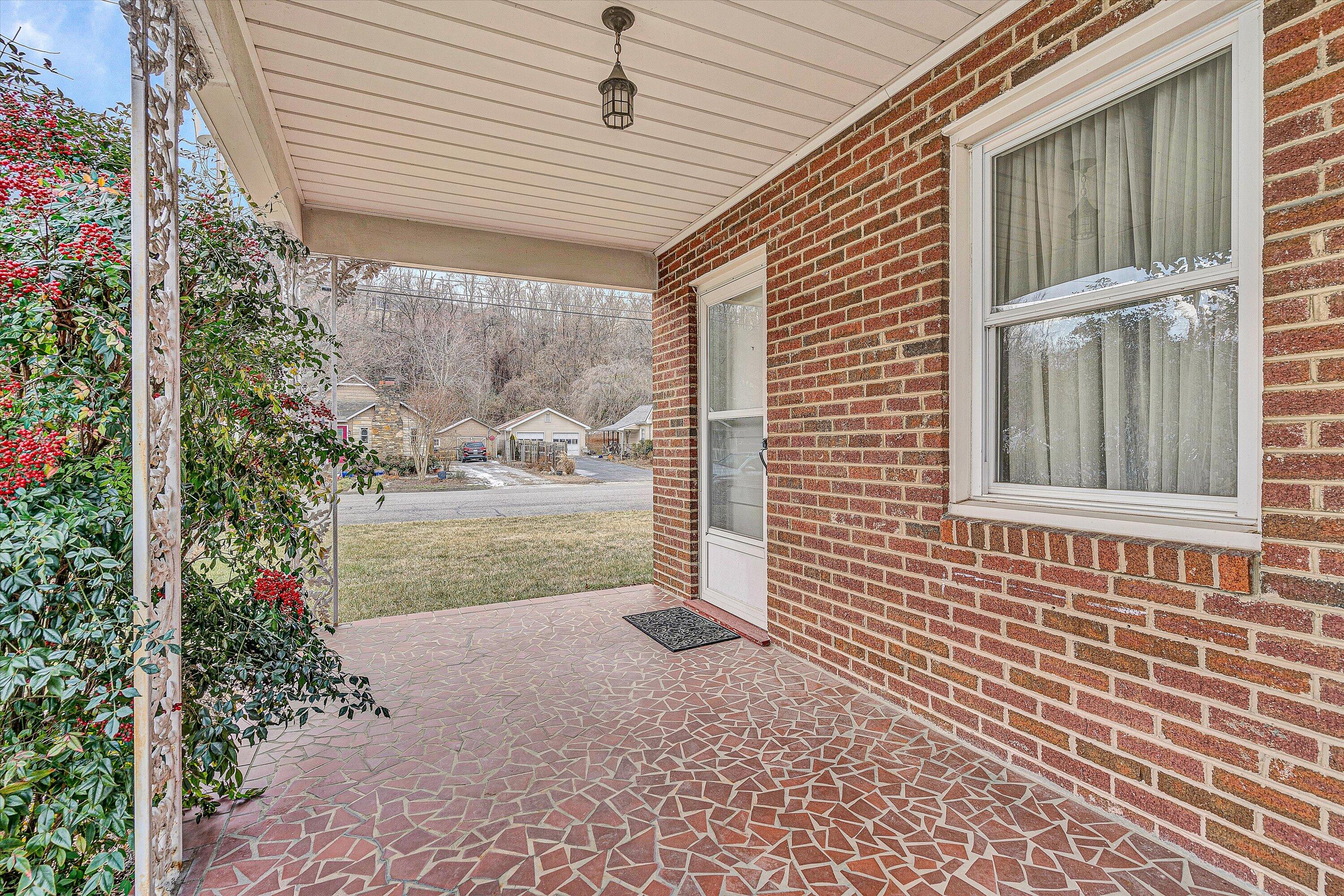 305 Bowman AVE