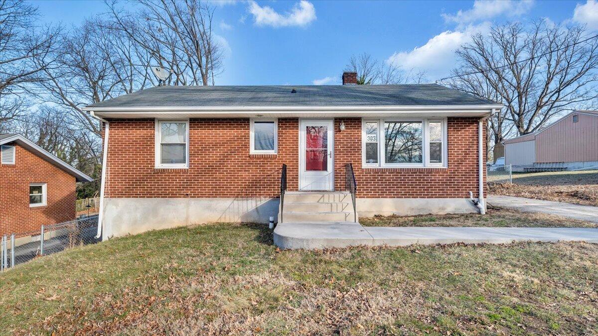 303 Deaner DR NW