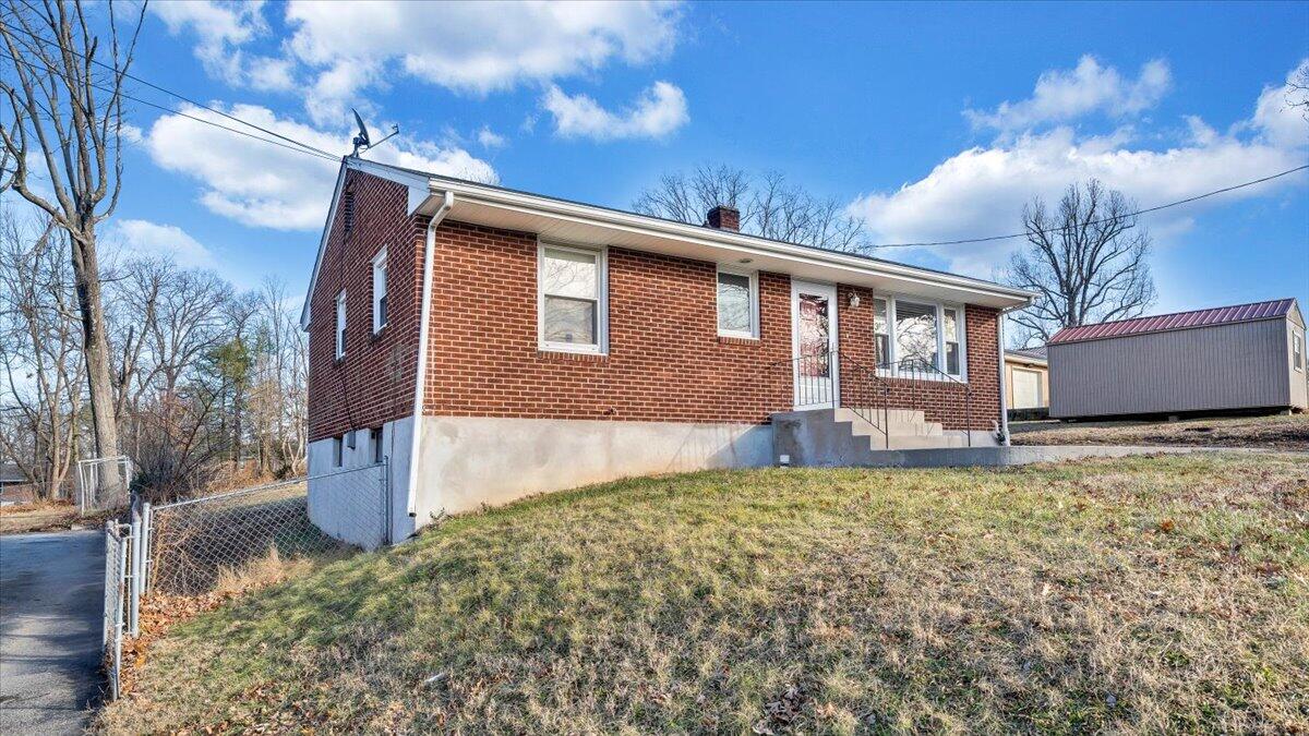 303 Deaner DR NW