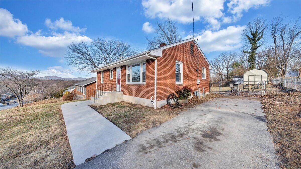 303 Deaner DR NW