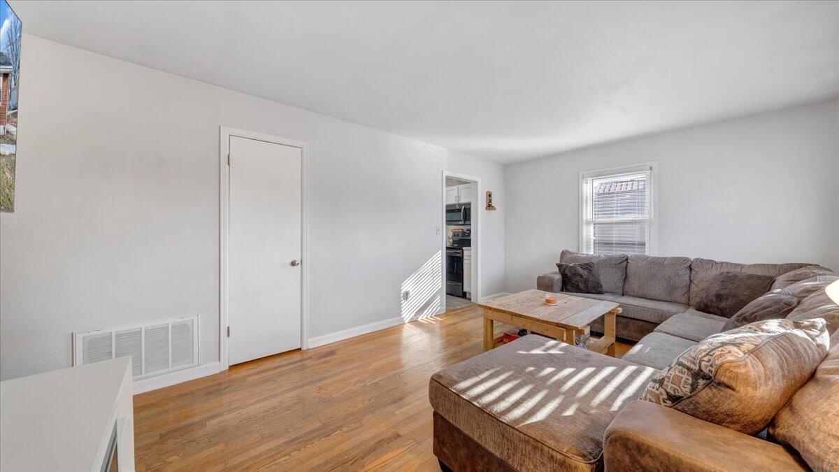 303 Deaner DR NW