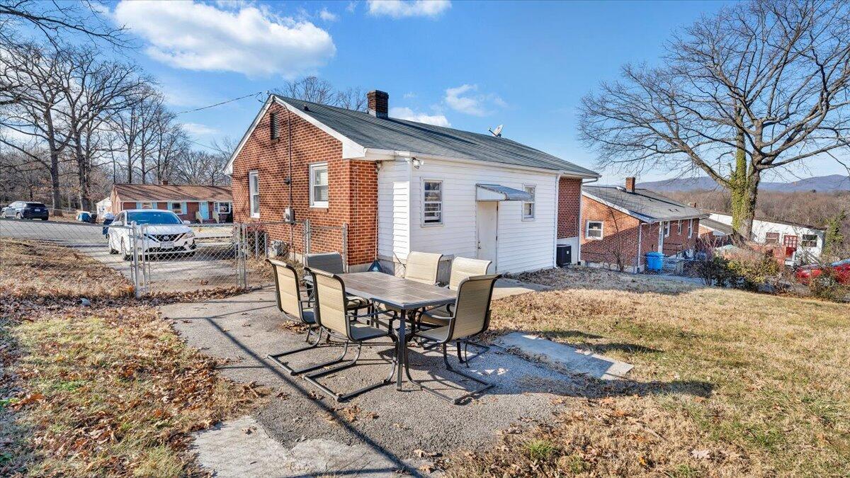 303 Deaner DR NW