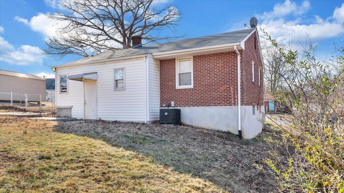 303 Deaner DR NW