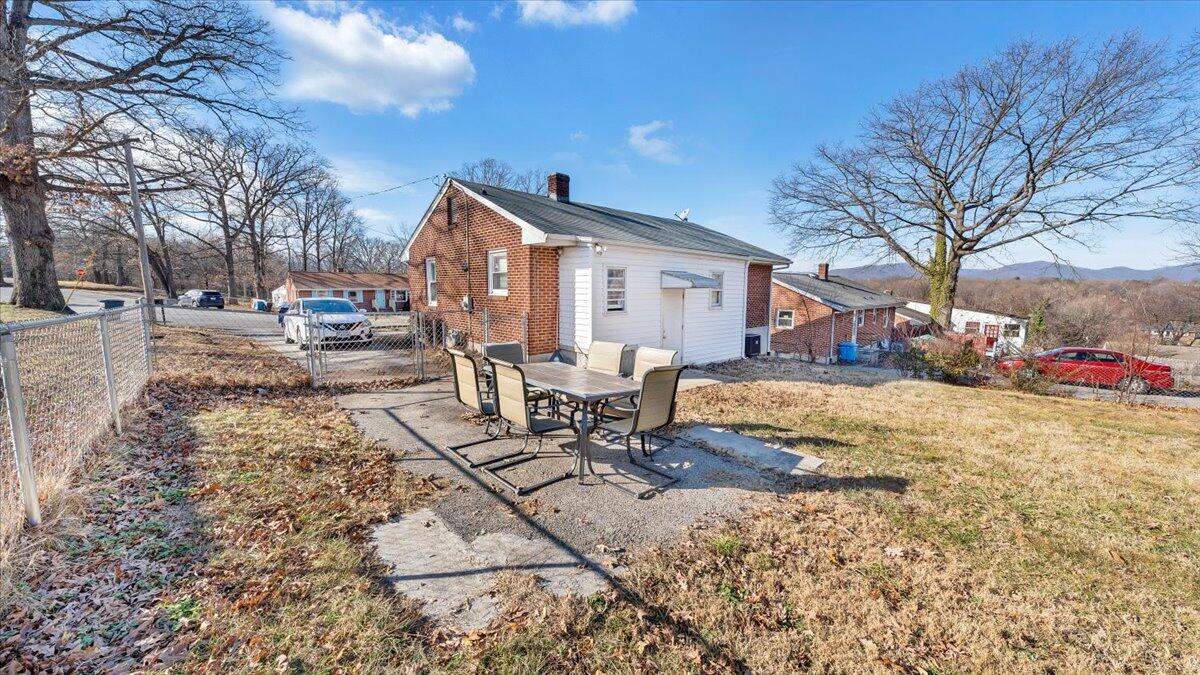 303 Deaner DR NW