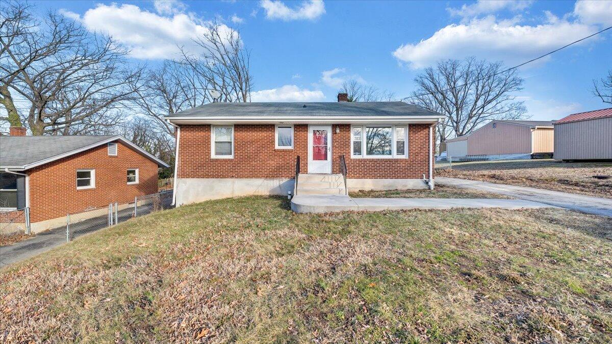 303 Deaner DR NW