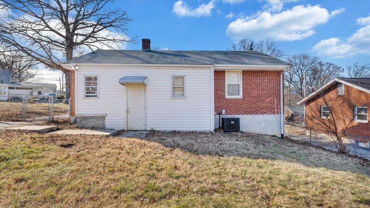 303 Deaner DR NW