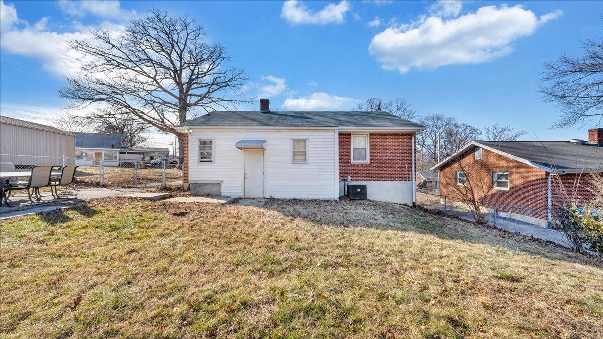 303 Deaner DR NW