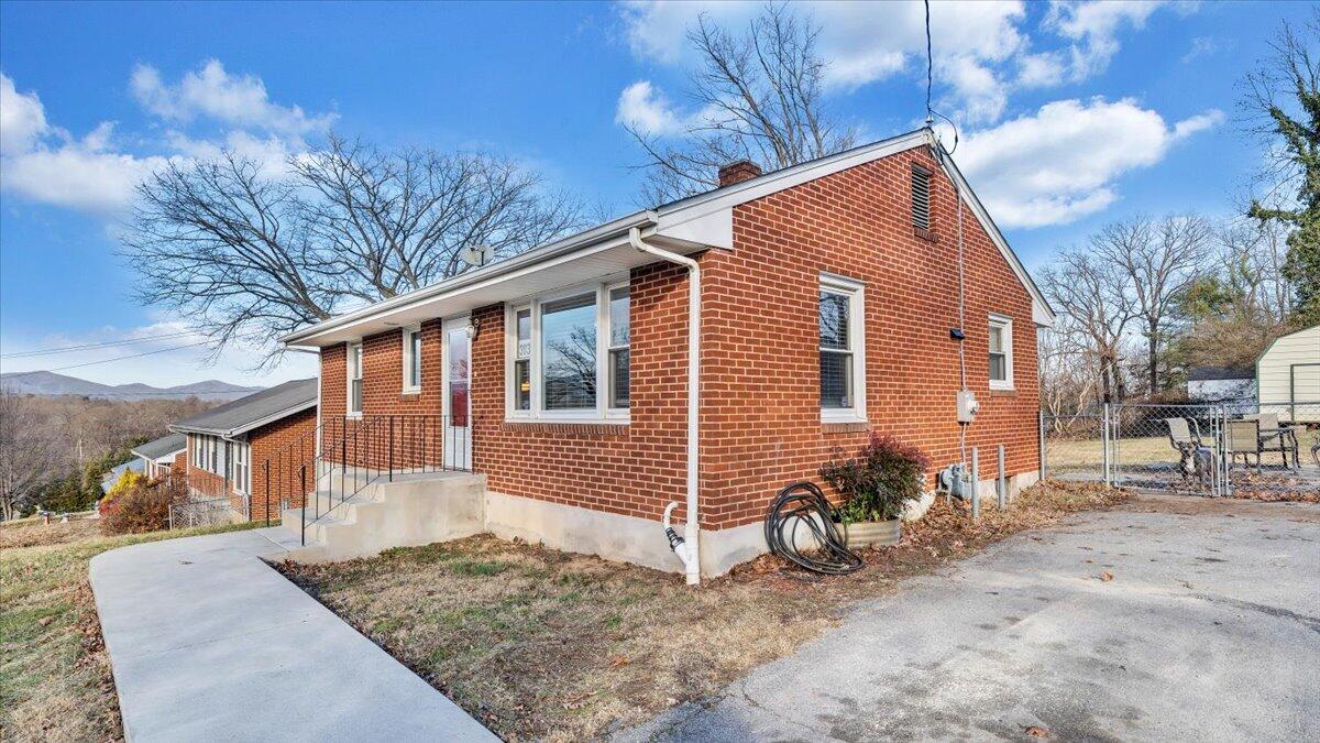 303 Deaner DR NW