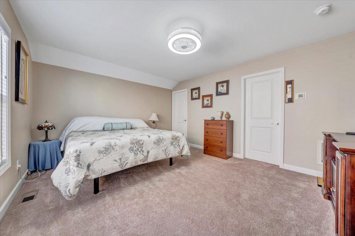 2149 Kings Walk DR NE