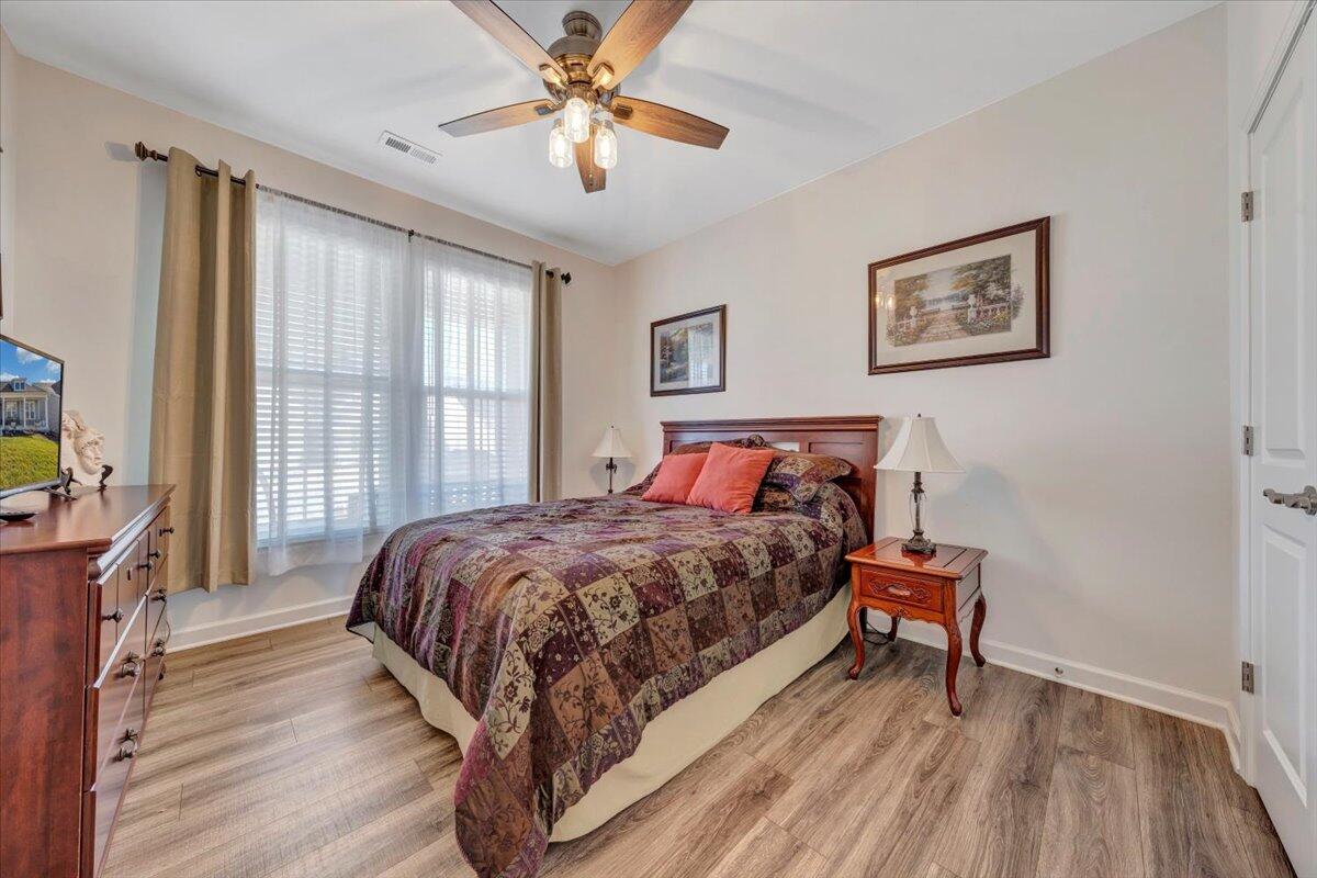 2149 Kings Walk DR NE