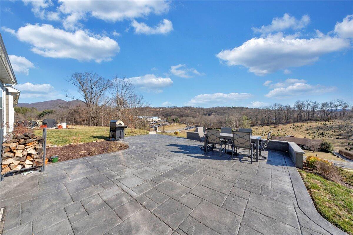 2149 Kings Walk DR NE