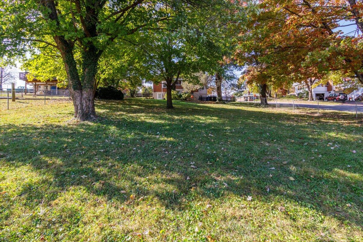 566 Parkdale DR
