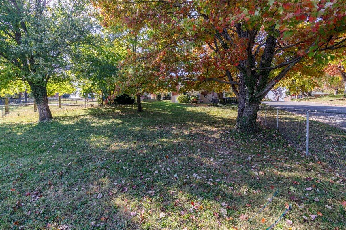 566 Parkdale DR