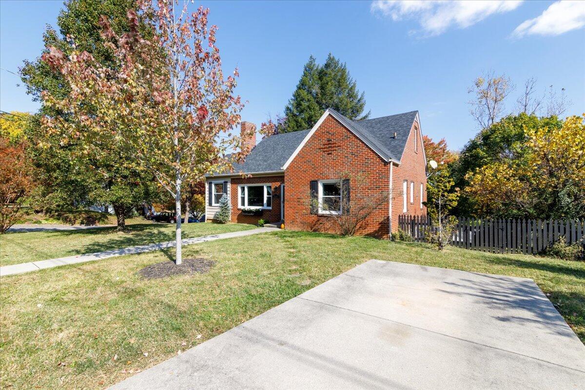 566 Parkdale DR