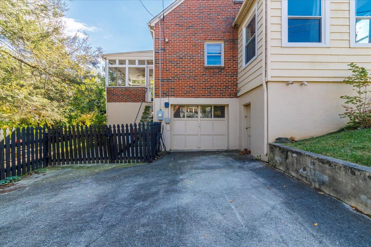 566 Parkdale DR
