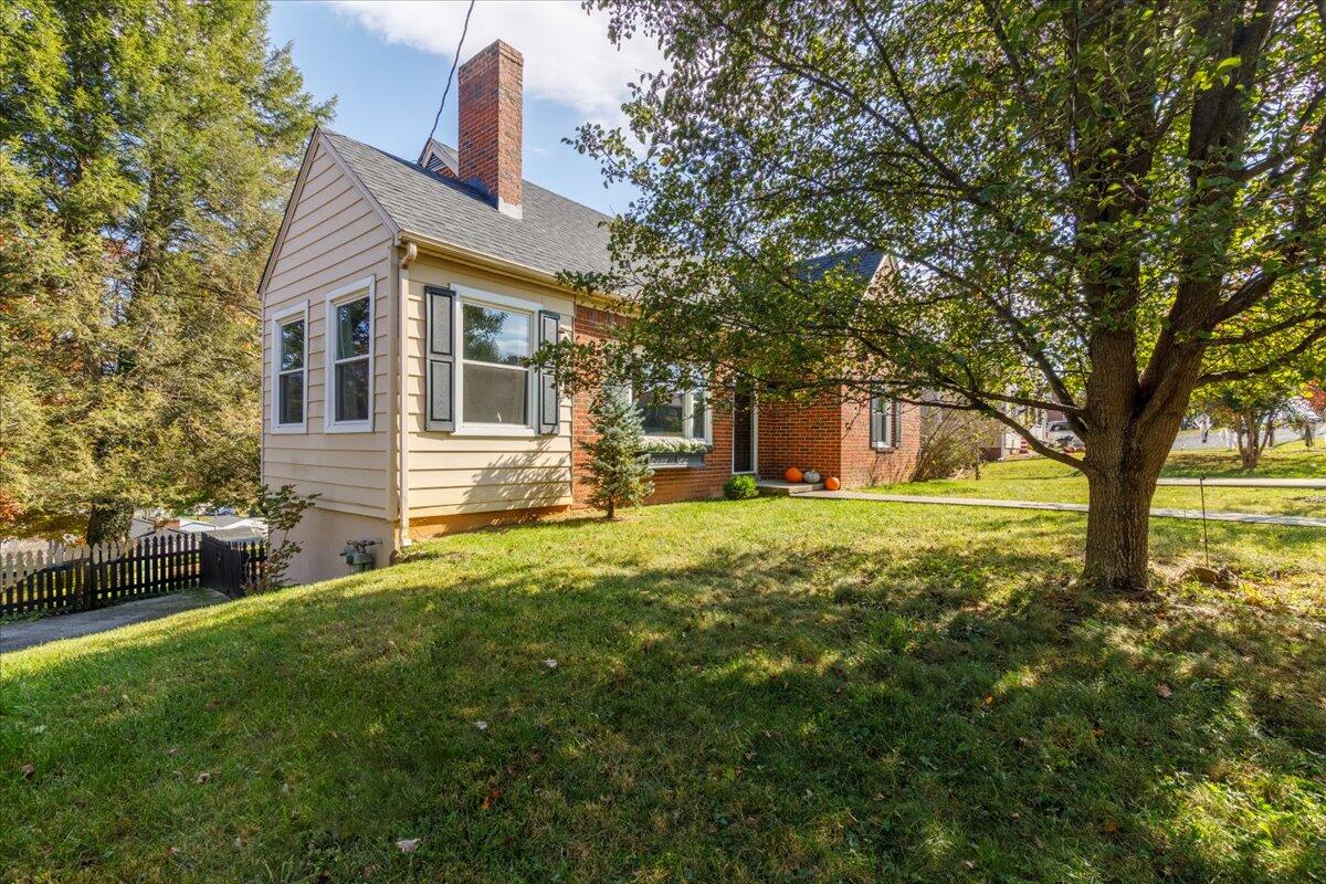 566 Parkdale DR
