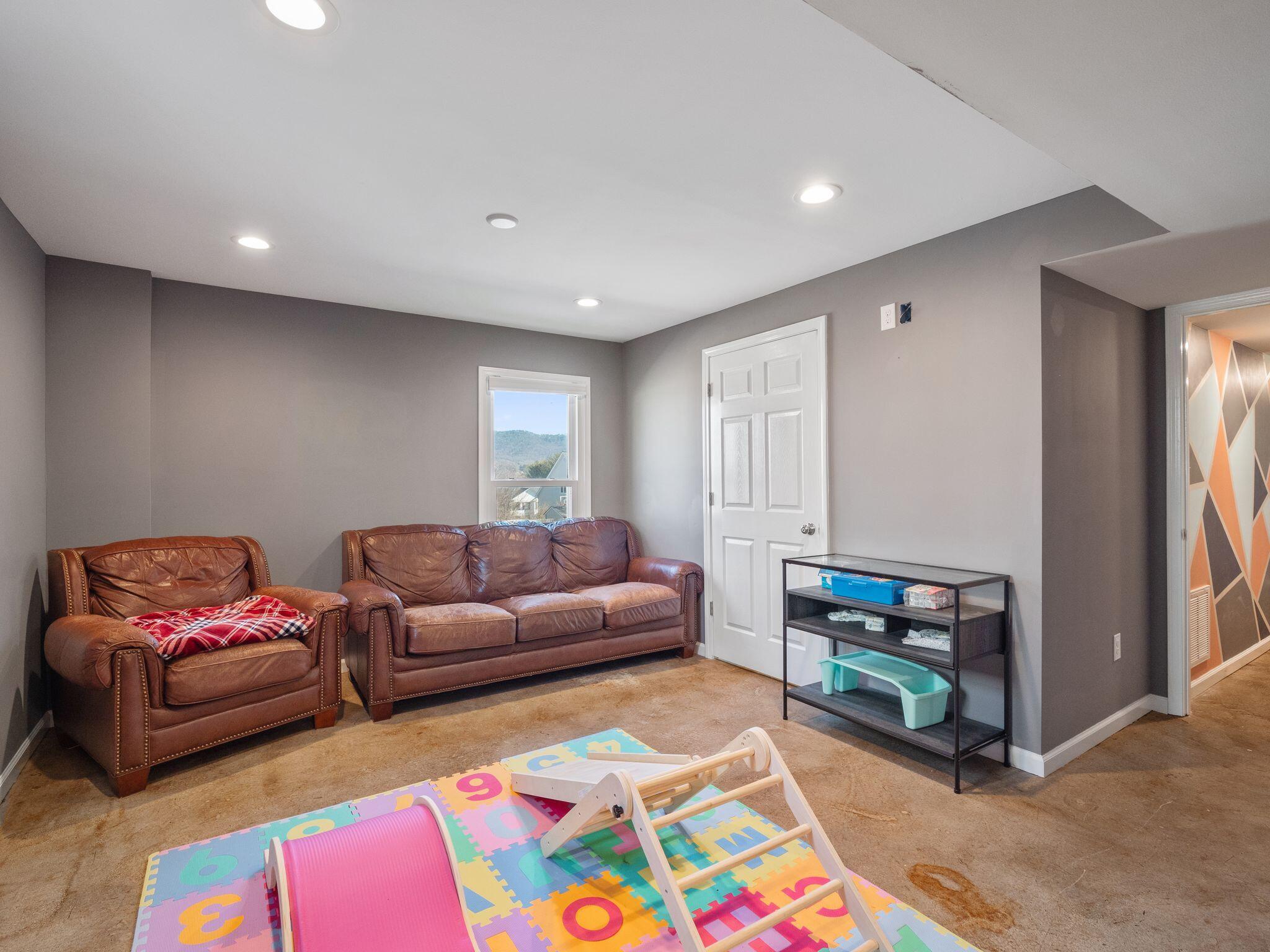 323 Winesap RD