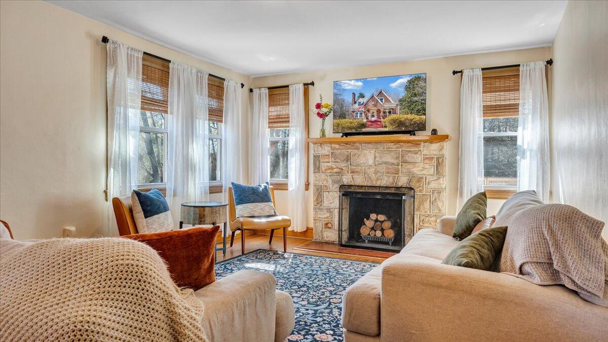 53 Angell LN
