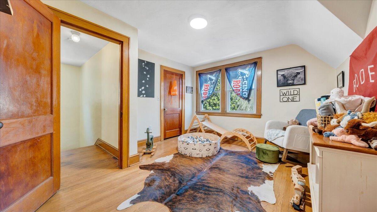 53 Angell LN