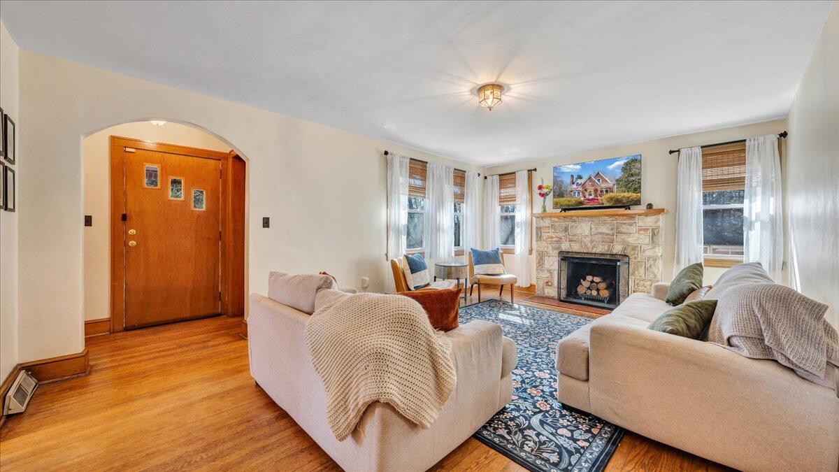 53 Angell LN