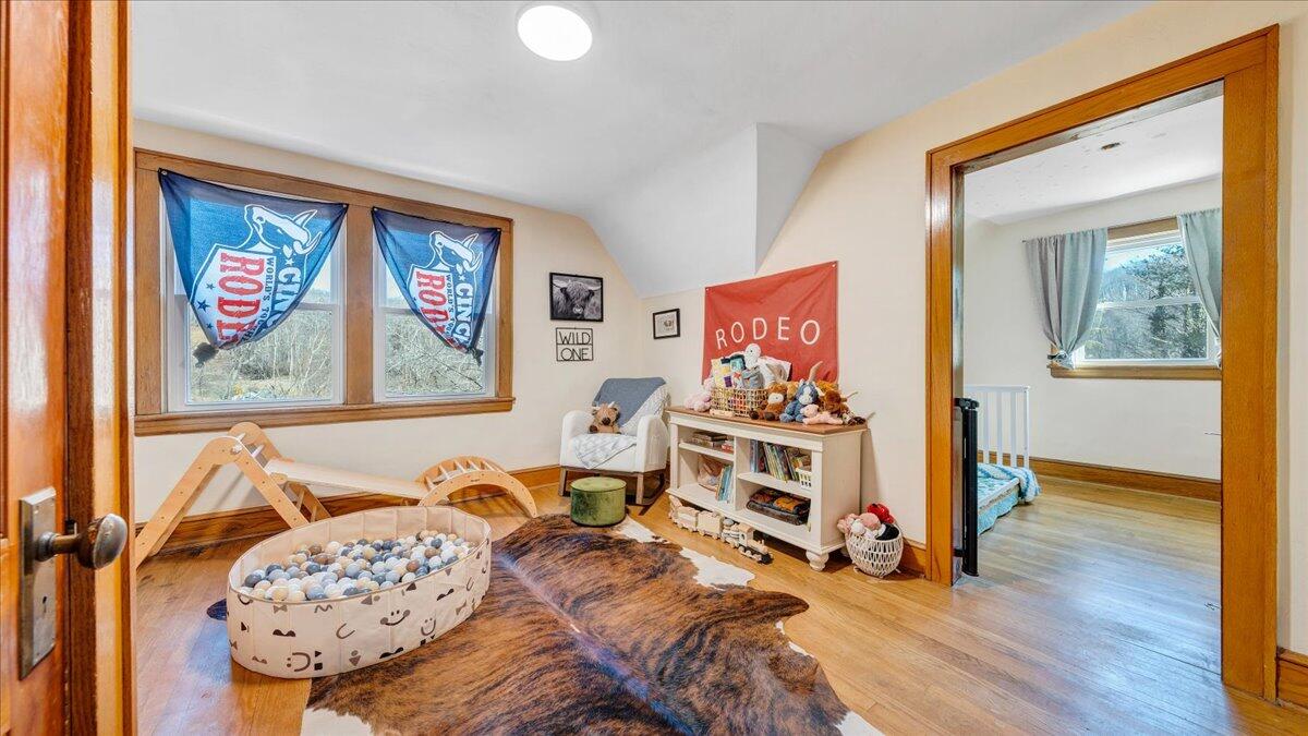 53 Angell LN
