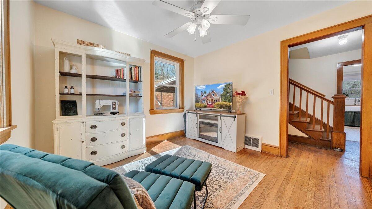 53 Angell LN