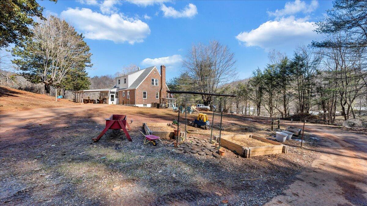 53 Angell LN