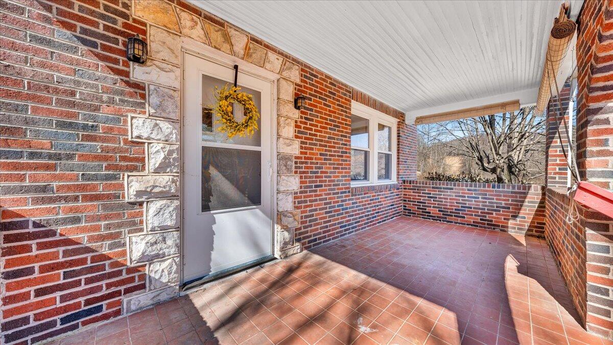 53 Angell LN