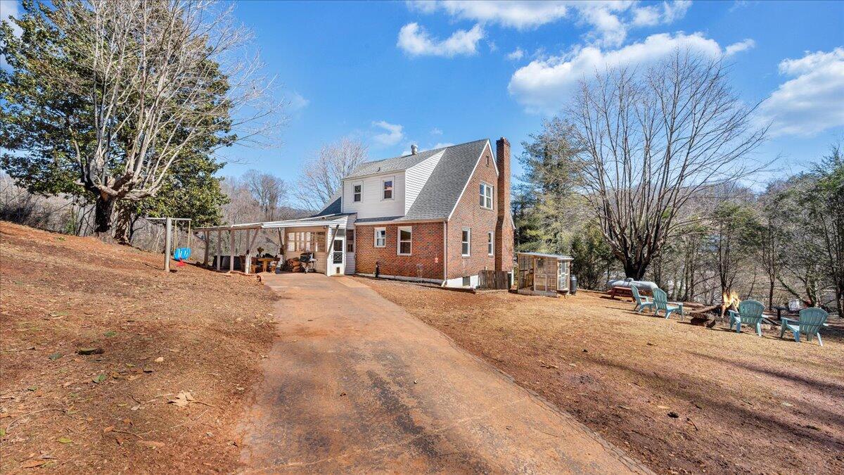 53 Angell LN