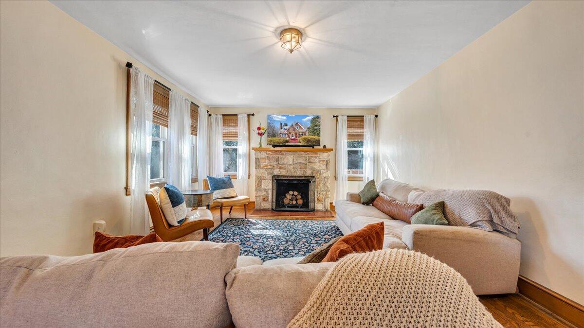 53 Angell LN