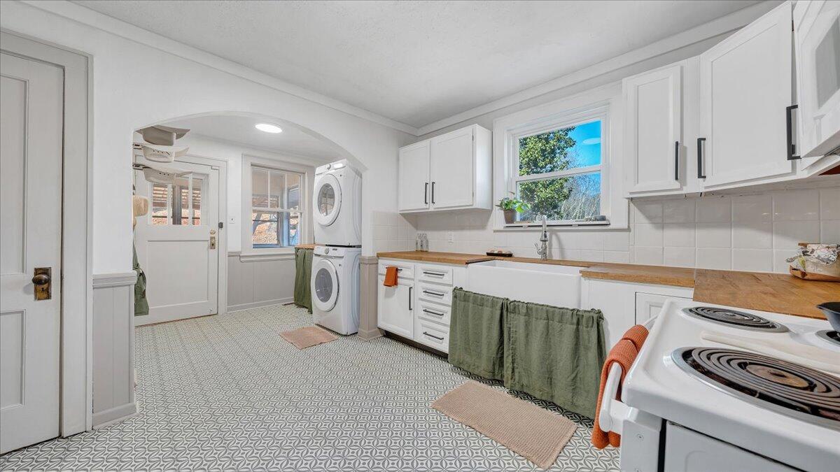 53 Angell LN