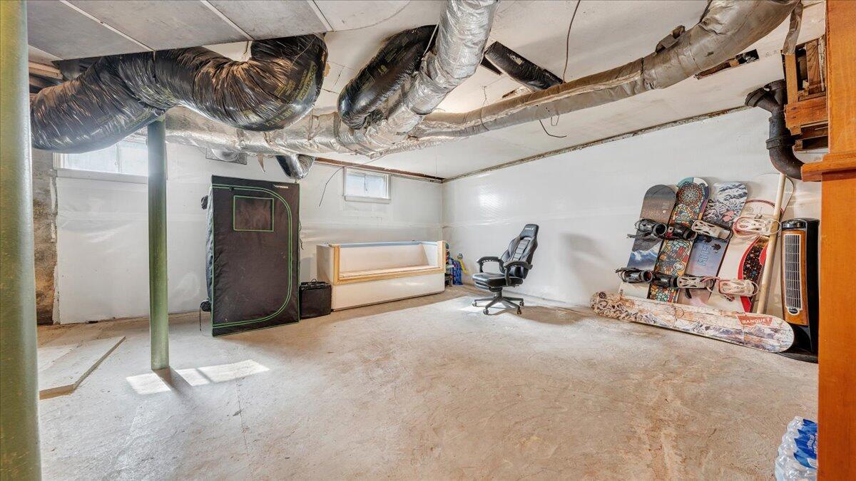 53 Angell LN