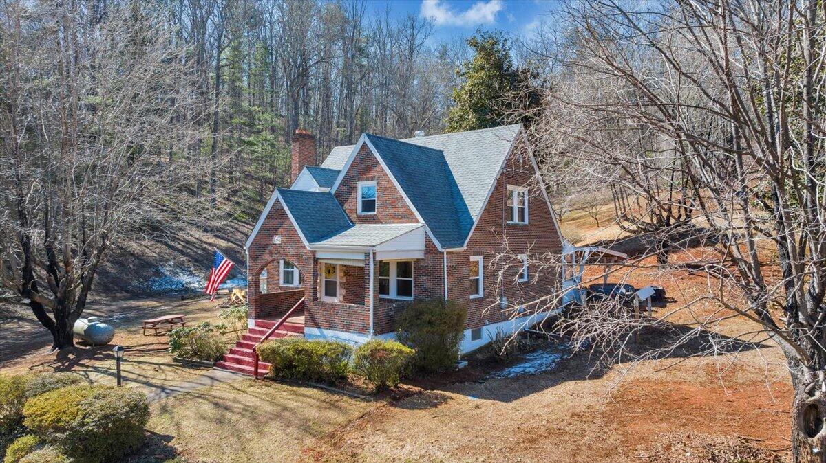 53 Angell LN
