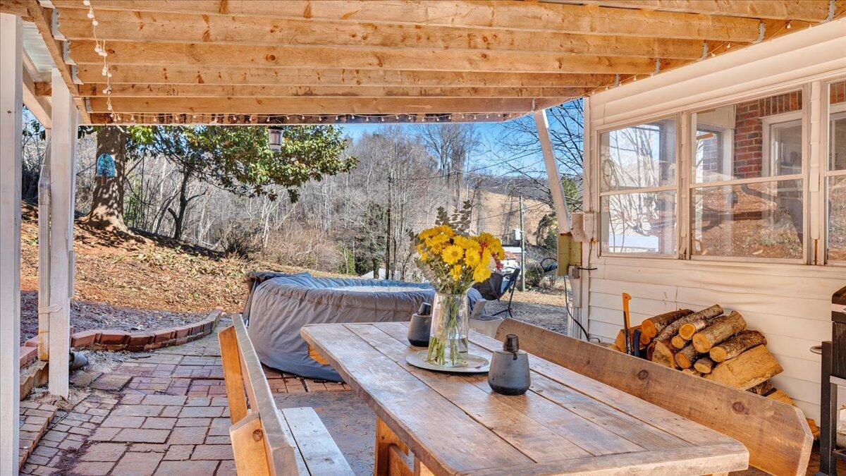 53 Angell LN