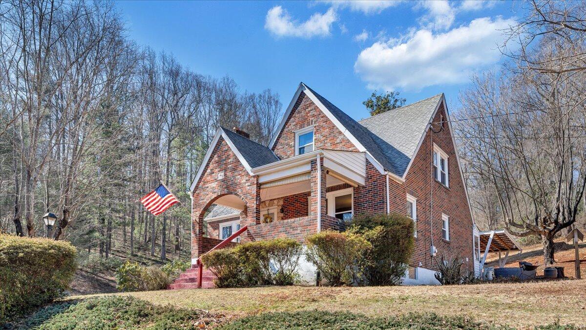 53 Angell LN