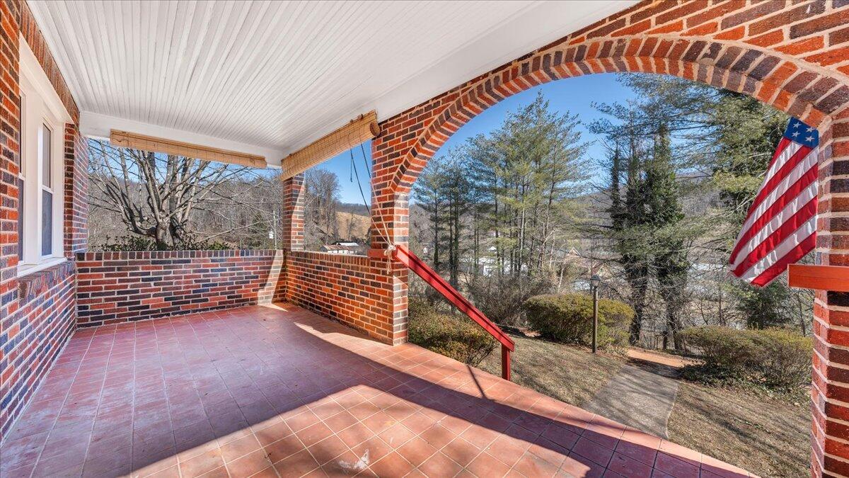 53 Angell LN