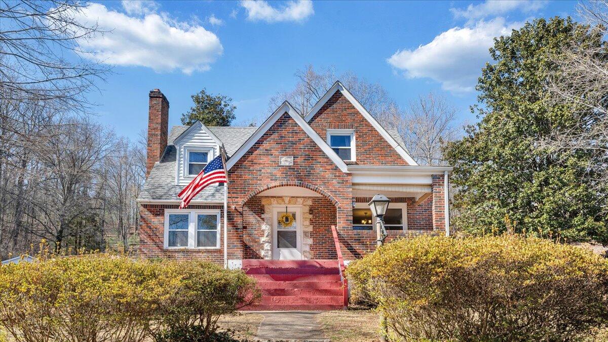 53 Angell LN