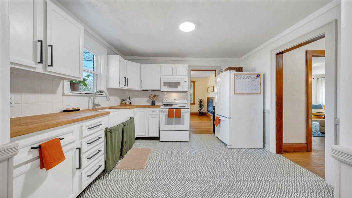 53 Angell LN