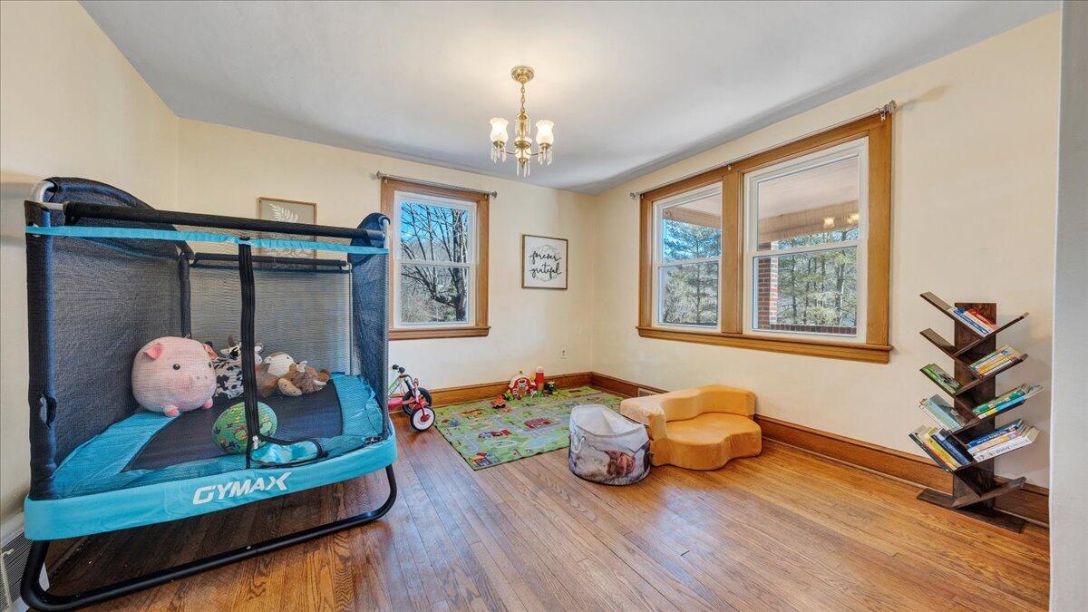 53 Angell LN
