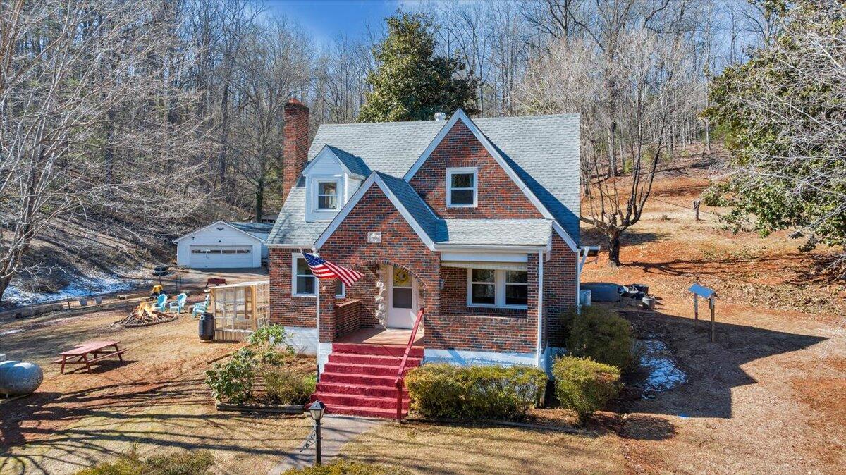 53 Angell LN