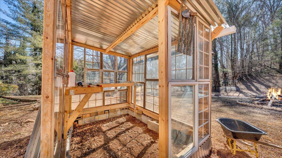 53 Angell LN