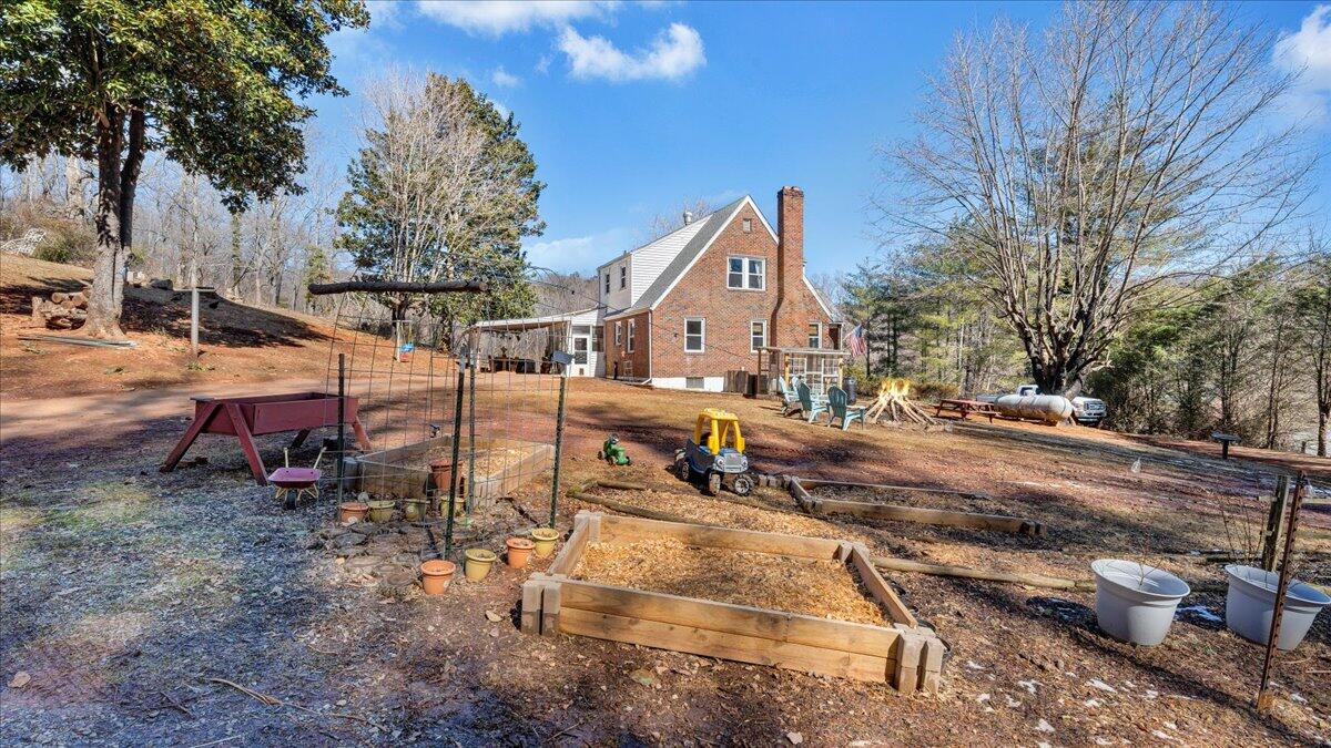 53 Angell LN